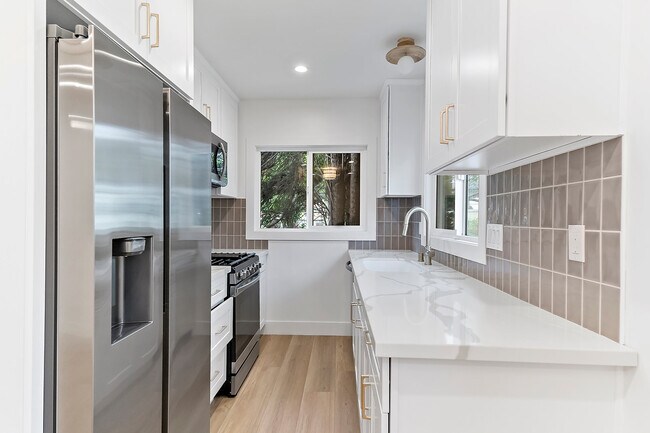 3/4 - 2616 Glendale Blvd