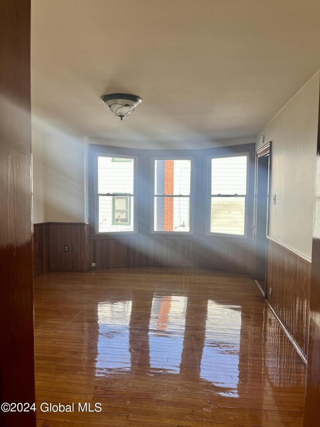 Primary Photo - 112 Holmes St