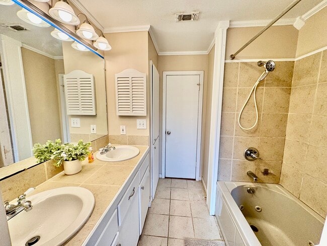 Building Photo - 1134 Rowland Rd