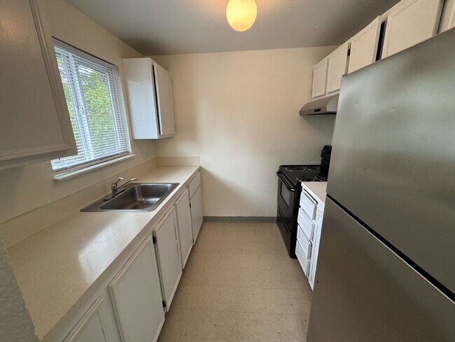 Foto del edificio - **One Portable AC-Unit included** 2-bedroom / 1-bath, Near Transportation
