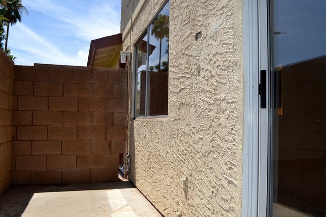 Building Photo - 860 E Brown Rd