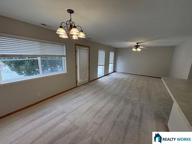 Foto del edificio - 3 bedroom townhome - SE Lincoln