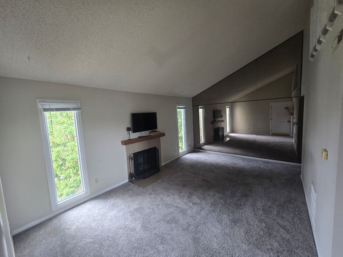 Primary Photo - Gorgeous 2 Bedroom