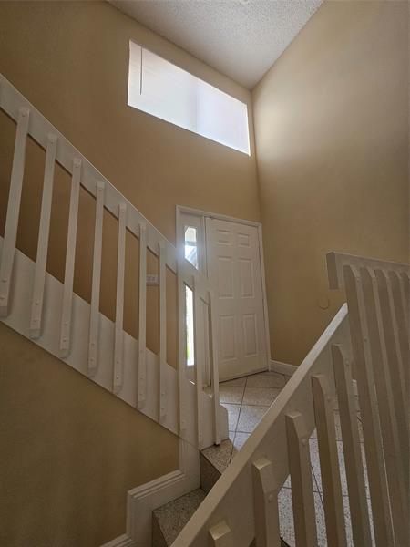 Building Photo - 633 Lake Point N Ln