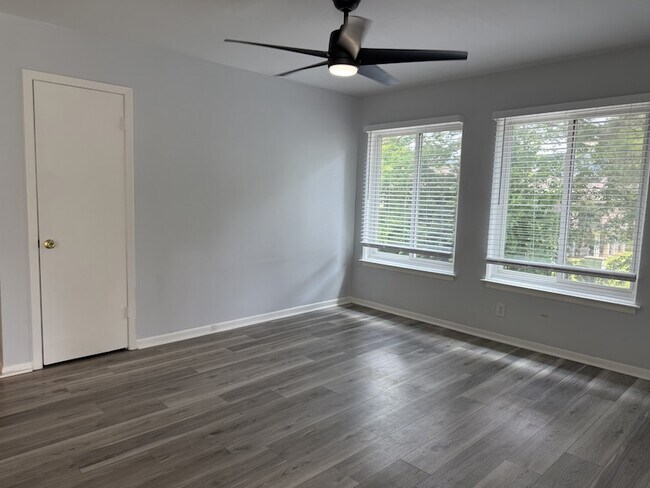 Foto del edificio - 810 Bellevue Rd