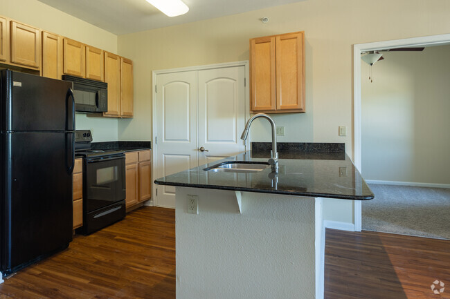 2BR, 2BA - 807SF - Kitchen - Copper View Apartments