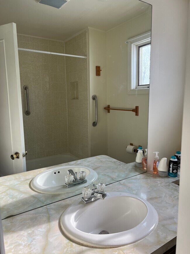 Full shower and tub tiled - 25 Plunkett St
