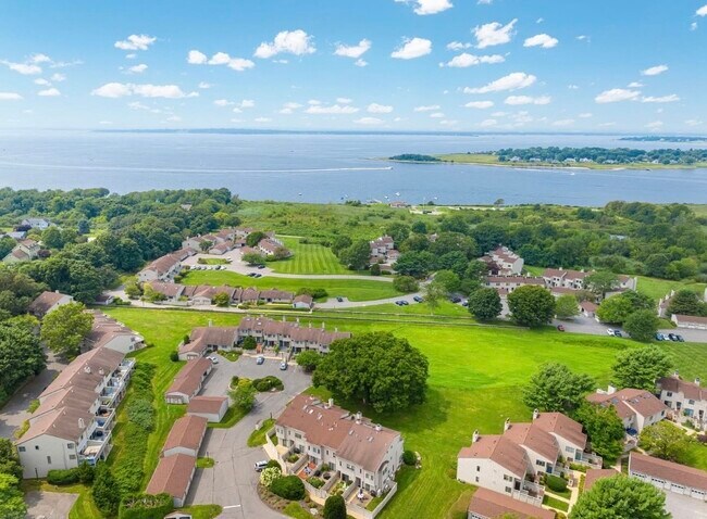 Los condominios en North Farm están en 87 acres, con muchos espacios verdes protegidos entre ellos. - 77 Windward Ln