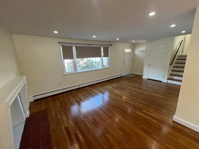 Foto del edificio - 150 Pond St