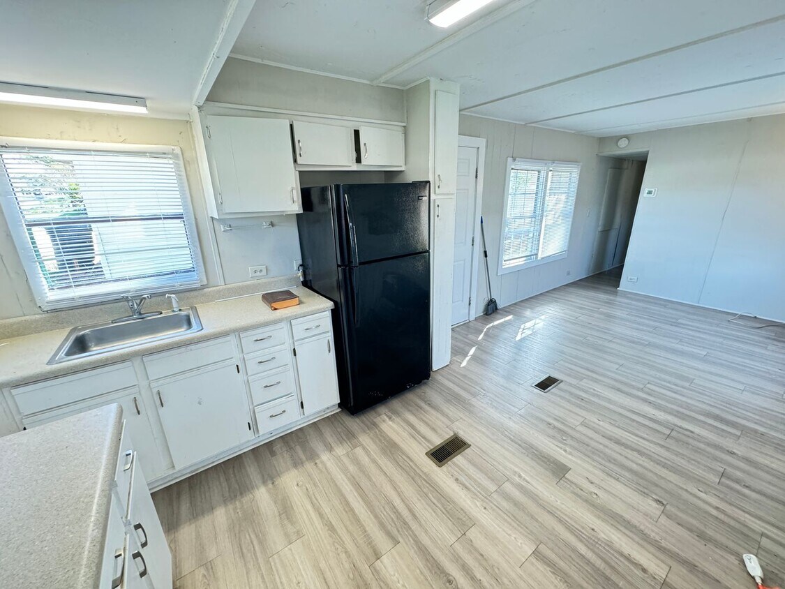 Primary Photo - 2bed/1bath trailer in downtown Landis all ...
