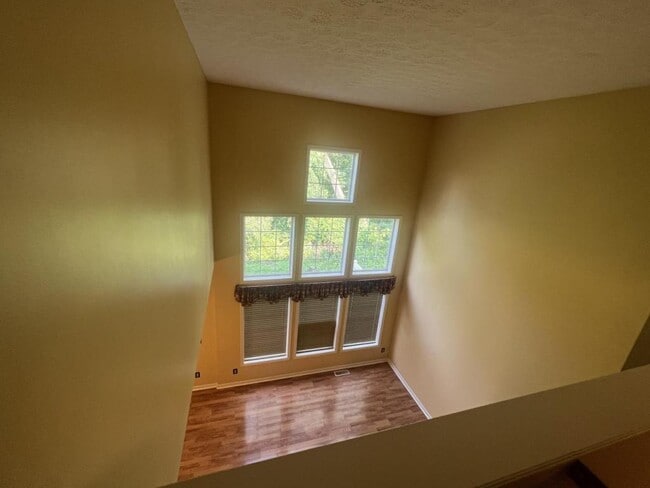 Foto del edificio - 5825 Crescent Ridge Dr