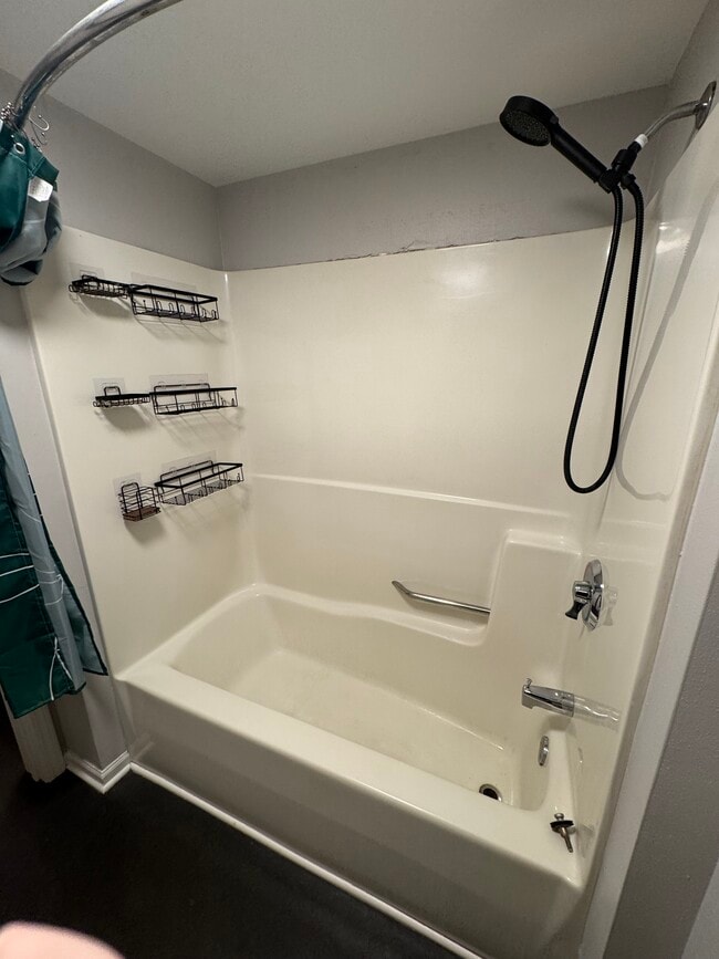 Tub/Shower - 270 E Highland Ave