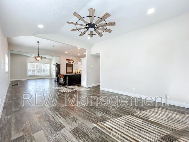 Foto del edificio - 389 S Central Ave