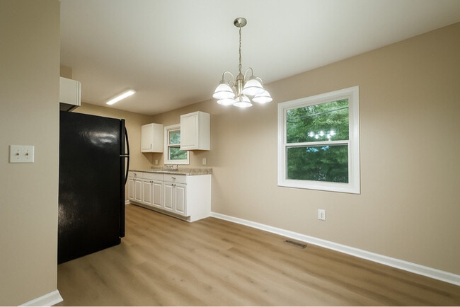 Building Photo - 7 Woodhaven Dr