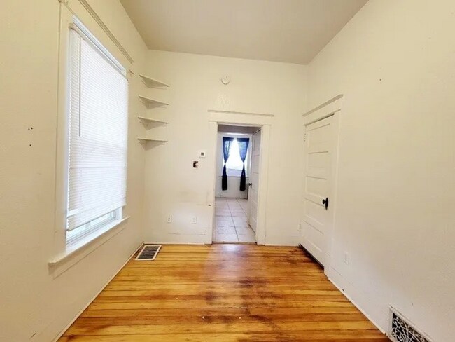 Foto del edificio - 2304 N Grand Ave