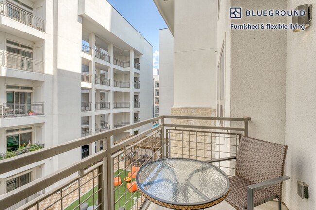 Foto del edificio - 422 W Riverside Dr