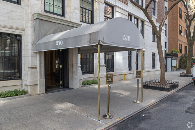 Foto del edificio - 570 Park Ave