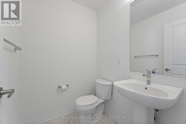 Photo du bâtiment - 12 Feather Rd