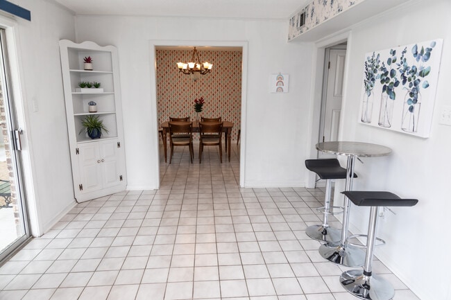 Building Photo - 105 Linnet Dr