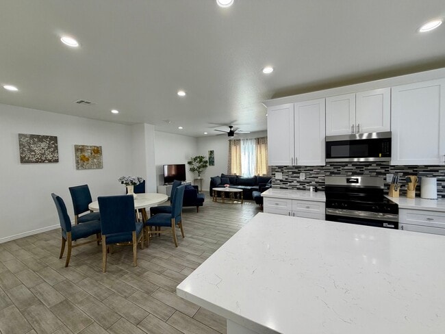 Building Photo - 6745 N 53rd Dr