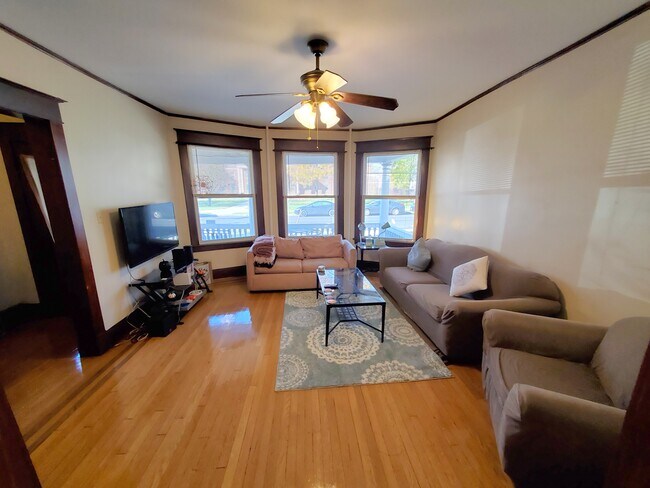 Amplia sala de estar - 218 Ontario St