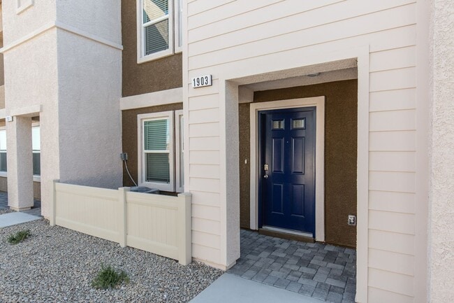 Building Photo - **Call This Stunning New Build Townhouse H...