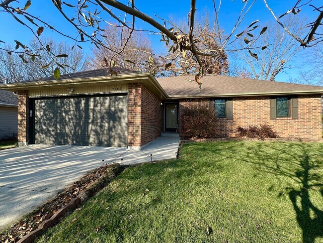 Foto del edificio - Charming 3 Bedroom Brick Home with Fenced Backyard