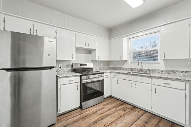 Photo - 704 W Oak St House