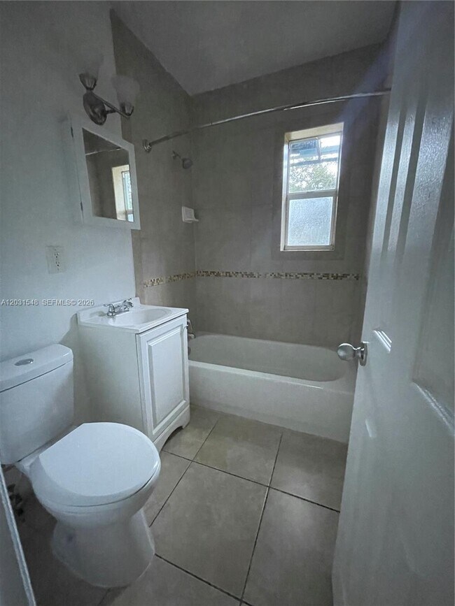 Building Photo - 420 SW 25th Ave