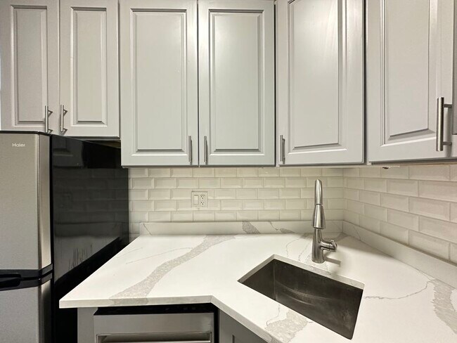 Building Photo - 545 W Belmont Ave