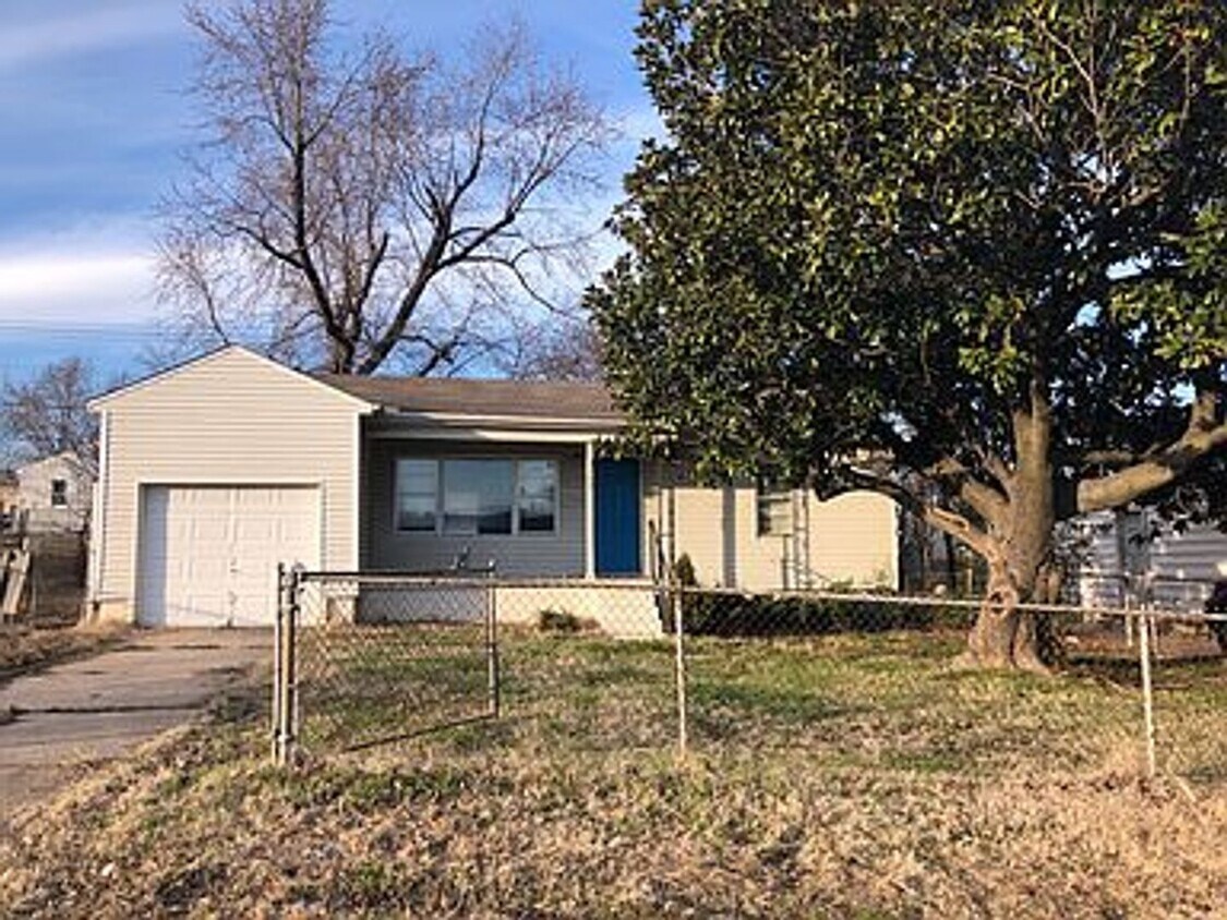 Foto principal - 2 Bed / 1 Bath in Tulsa!