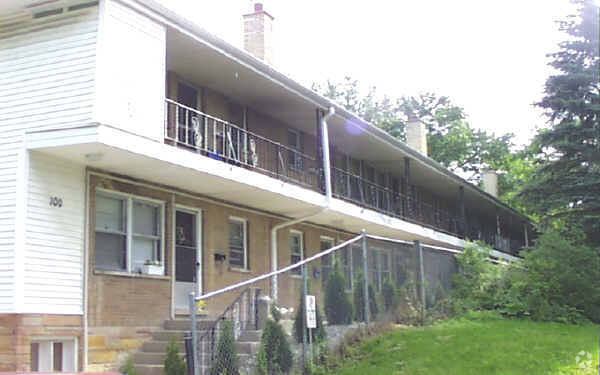 Foto del edificio - 100 Vana Dr