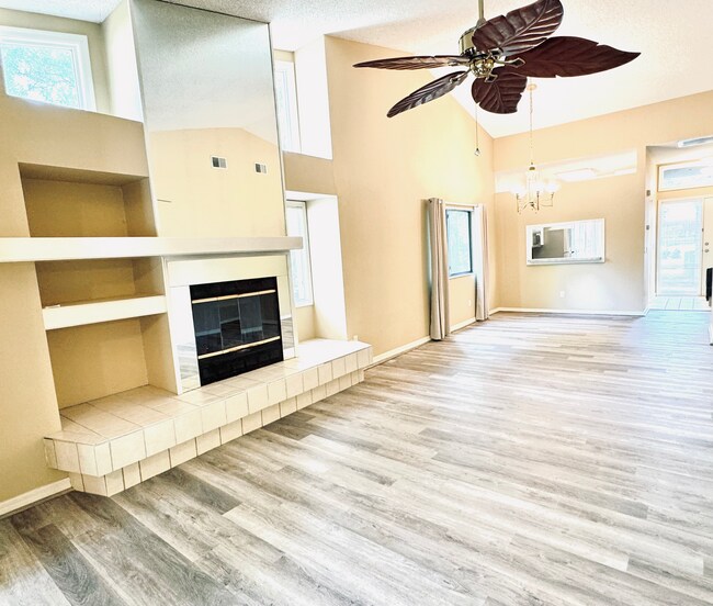 Foto del edificio - 4399 Brooker Creek Dr