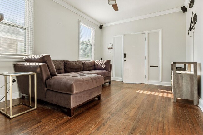 Foto del edificio - Cozy single family cottage near Ochsner with private driveway and large yard.