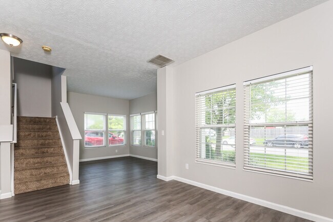 Building Photo - Spacious 4 Bedroom in Englewood, OH