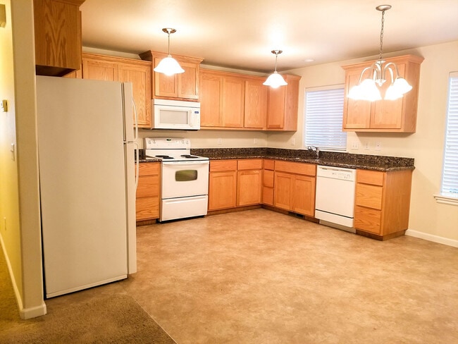 Building Photo - CLEAN, MODERN, DOWNSTAIRS APARTMENT
