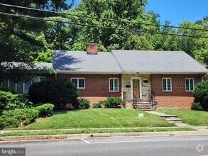 Building Photo - 3200 Russell Rd