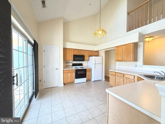 Foto del edificio - Step into this incredible penthouse condo featuring 2 bedrooms, 2 full bathrooms, and a stunning ...