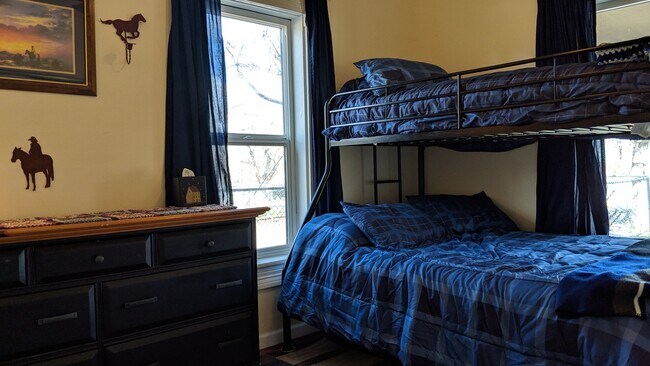 Dormitorio #1 - 320 S Institute St