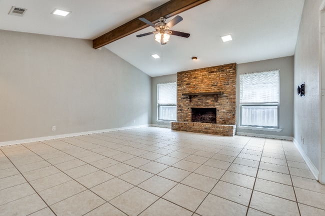 Building Photo - 2820 Clear Springs Dr