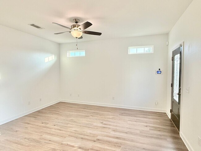 Foto del edificio - Modern 2-Bedroom Home