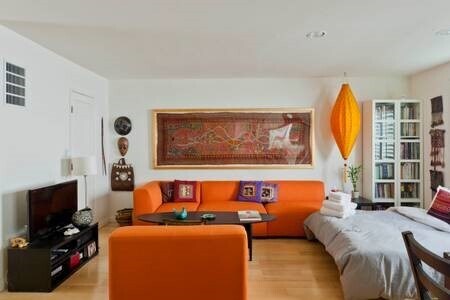 El amplio salón permite colocar un sofá grande y obras de arte. - 2444 4th St
