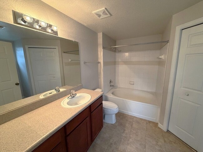 Building Photo - 2801 Chancellorsville Dr