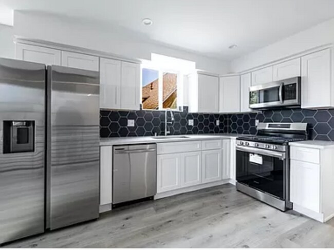 Foto del edificio - 4649 W 18th St