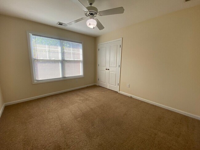 Foto del edificio - PRE-LEASING FOR AUGUST 6TH, 2026!