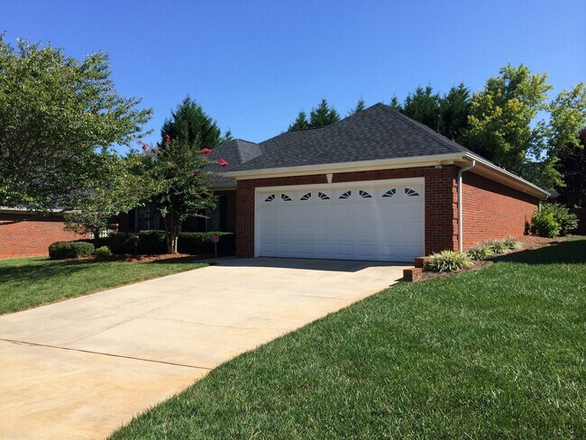 Building Photo - AVAILABLE TO SHOW!!!