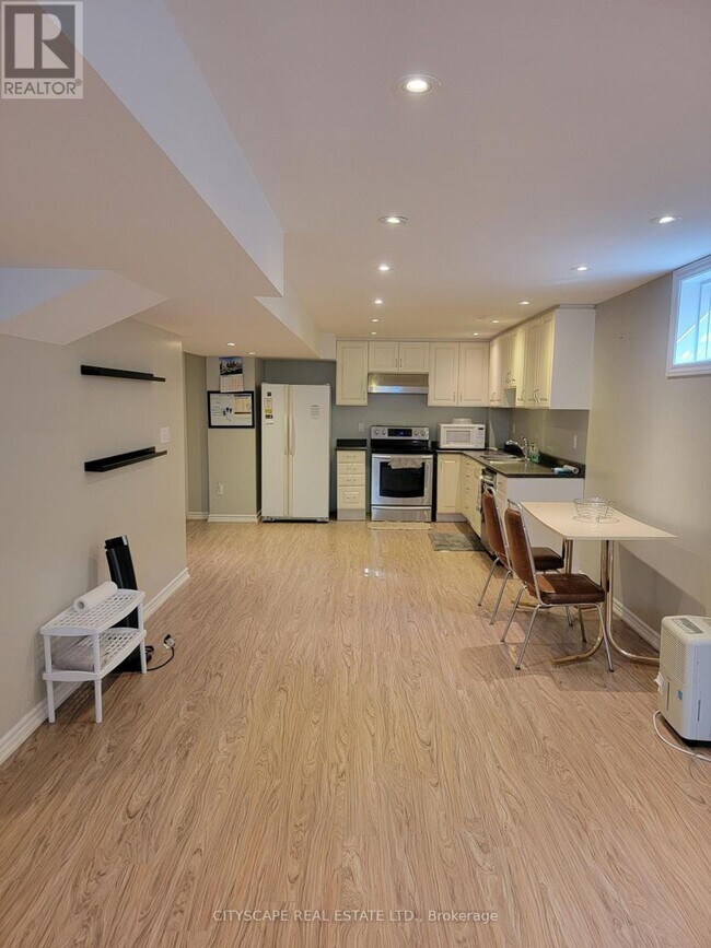 Photo du bâtiment - 593 Ray Lawson Blvd