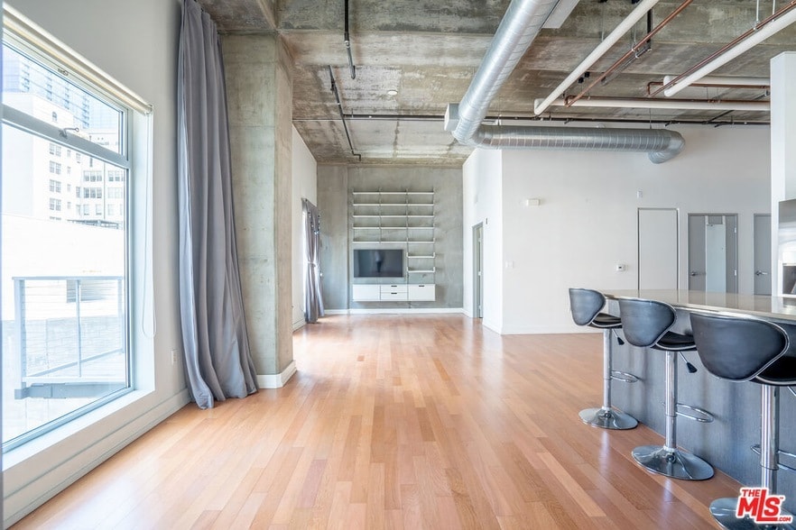 Foto principal - 645 W 9th St