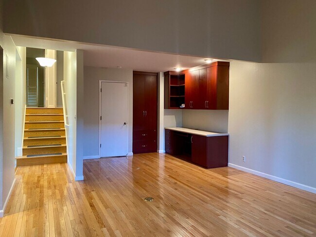 Foto del edificio - Remodeled 2 Bedroom 2 Bath Townhome in Des...