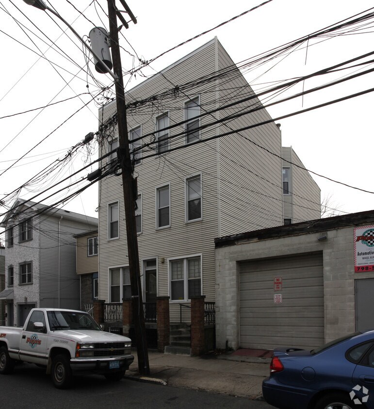 Building Photo - 153 St Pauls Ave